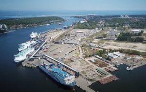 Kadr z filmu "Przelot tronem nad portem w Świnoujściu"