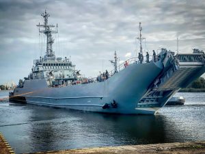 Wargacz 20 okręt ORP Kraków cumowanie